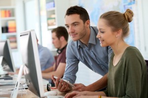 Praktika bieten Schülern und Studenten interessante Einblicke in das Berufsleben.